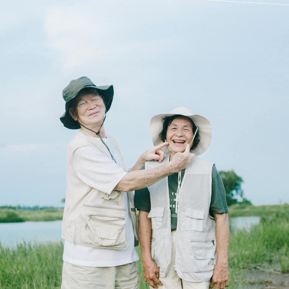 Cặp đôi U70 gây 'sốt' vì gu thời trang đôi cực ngầu như giới trẻ ảnh 7