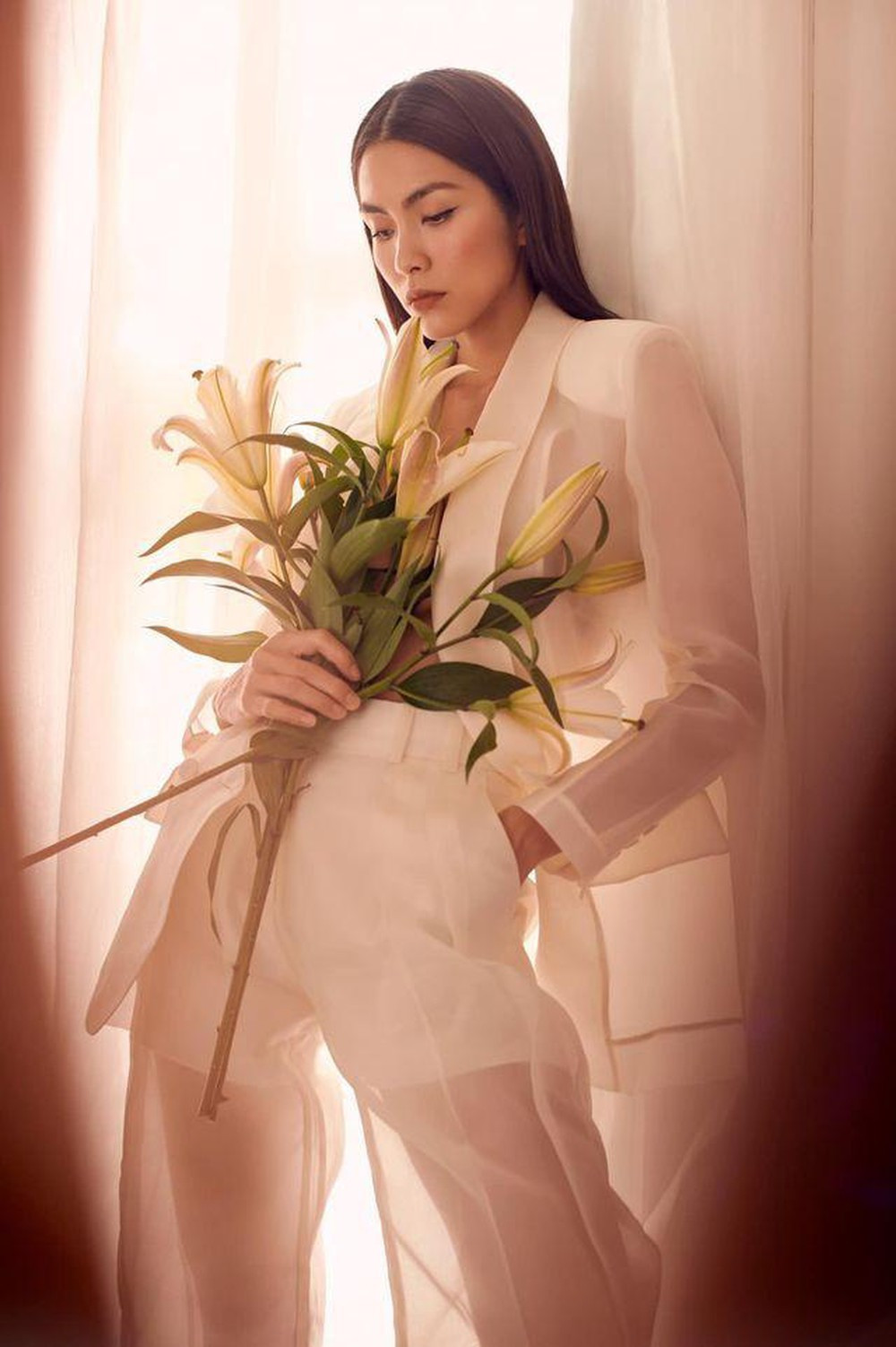 Cùng chọn suit xuyên thấu, Tăng Thanh Hà và Tiểu Vy quyến rũ đẹp hút mắt ảnh 2