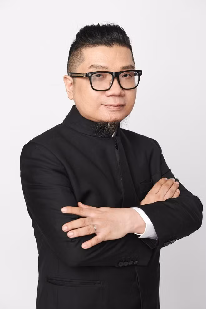 Nam đạo diễn Trung Quốc công khai có người yêu đồng giới kém 33 tuổi ảnh 1