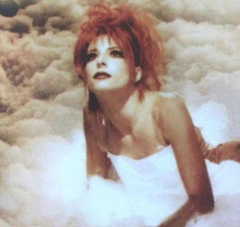 Nhan sắc 'bước ra từ truyện tranh' của nữ danh ca U60 người Pháp ảnh 5