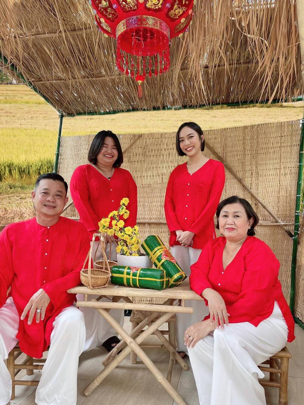 SAO VIỆT MÙNG 1 TẾT: Lệ Quyên đi chùa, Hương Giang tình tứ bên Matt Liu ảnh 8