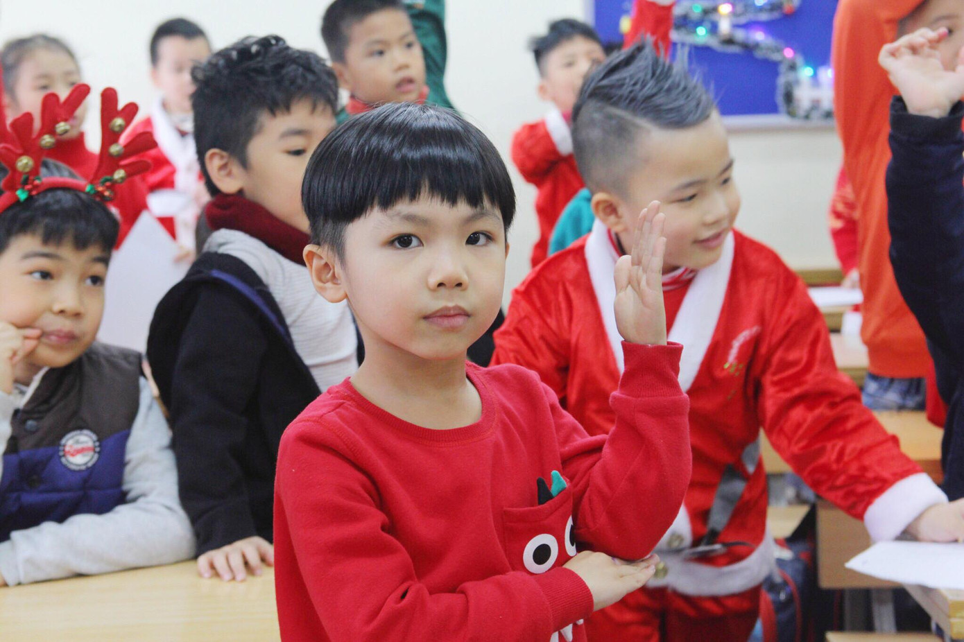 Một ngày bận rộn của 'ông già Noel' 9x tại Hà Nội ảnh 8