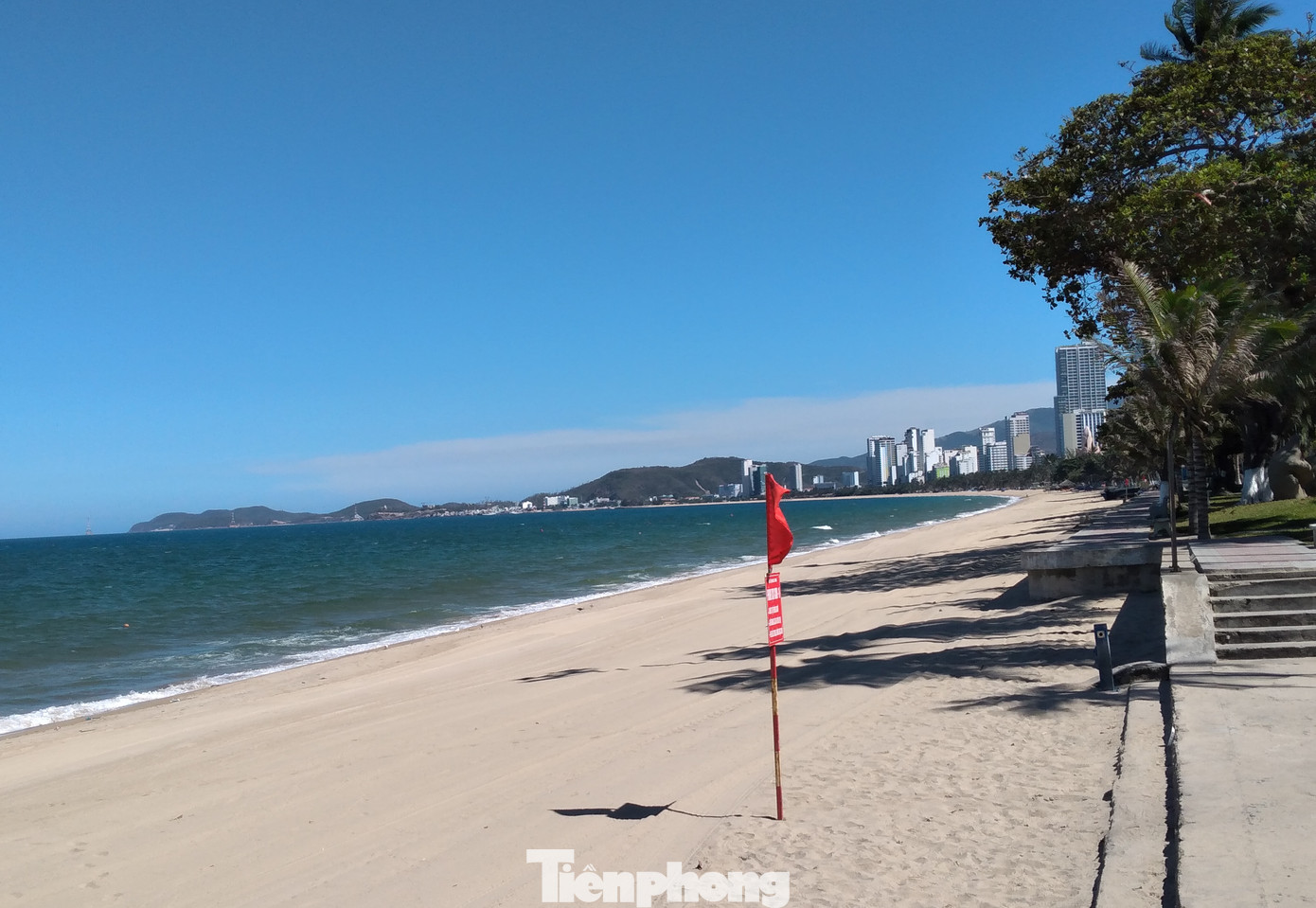 Từ ngày mai, người dân và du khách được tắm biển Nha Trang ảnh 1