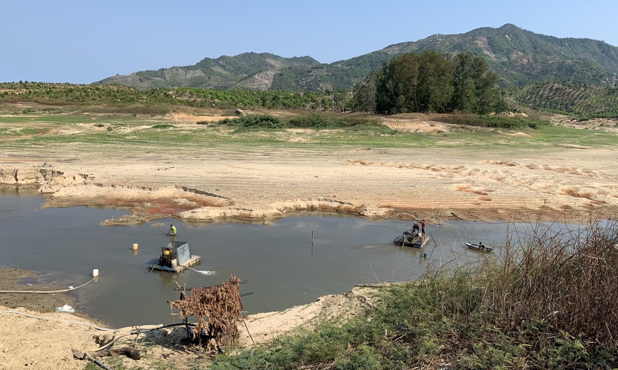 'Cát tặc' vẫn ngang nhiên đào xới hồ thuỷ lợi ở Khánh Hoà ảnh 2
