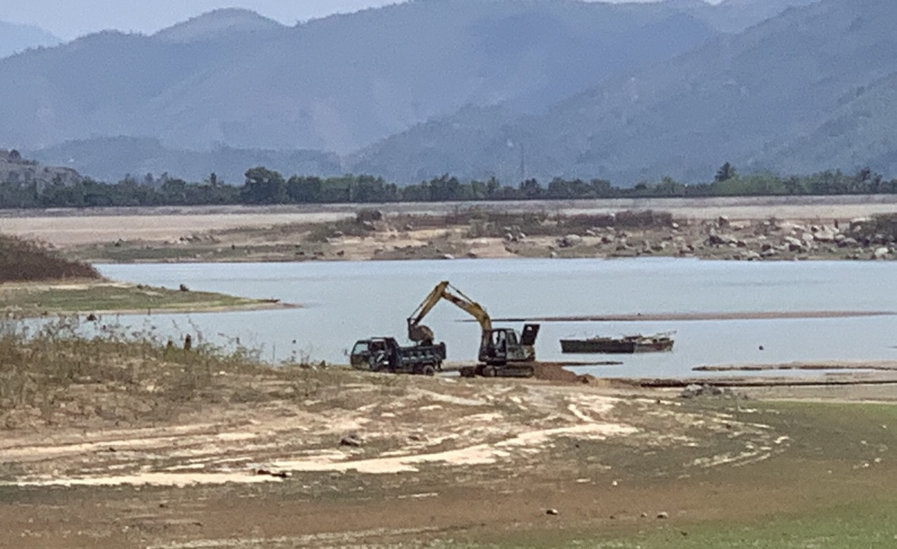 'Cát tặc' vẫn ngang nhiên đào xới hồ thuỷ lợi ở Khánh Hoà ảnh 1