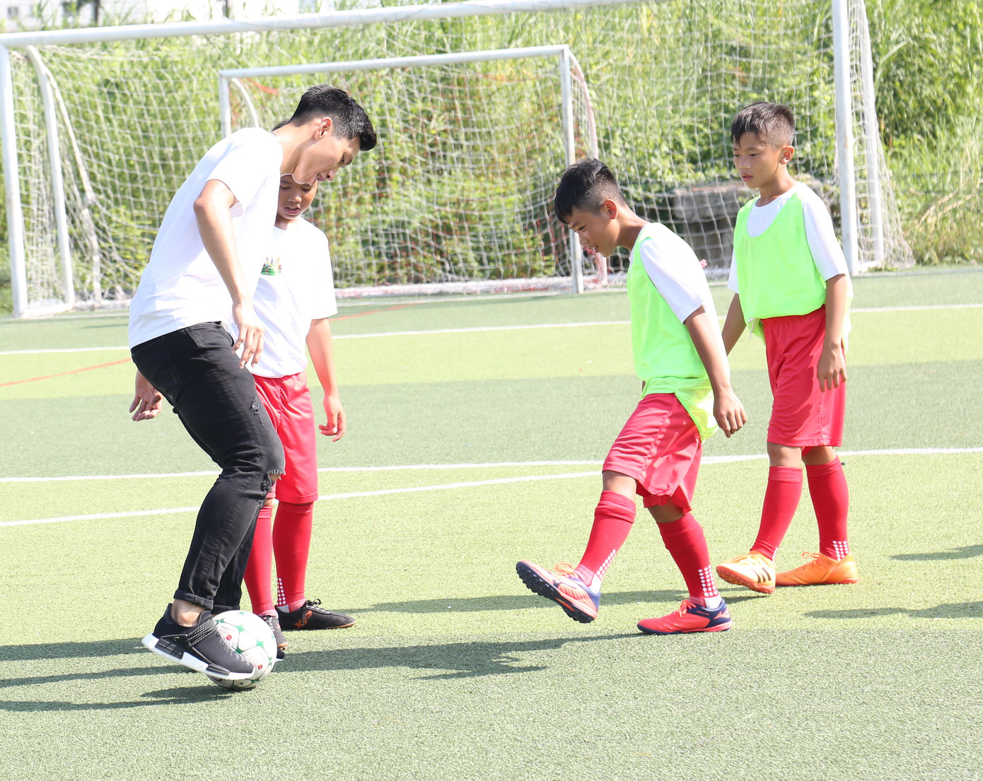 Đoàn Văn Hậu vui chơi và chia sẻ về thời thơ ấu với các cầu thủ nhí ảnh 4