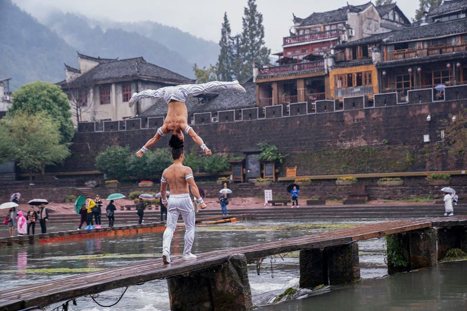 Anh em 'Hoàng tử Xiếc' trình diễn đẹp mê hồn ở Phượng Hoàng cổ trấn ảnh 13