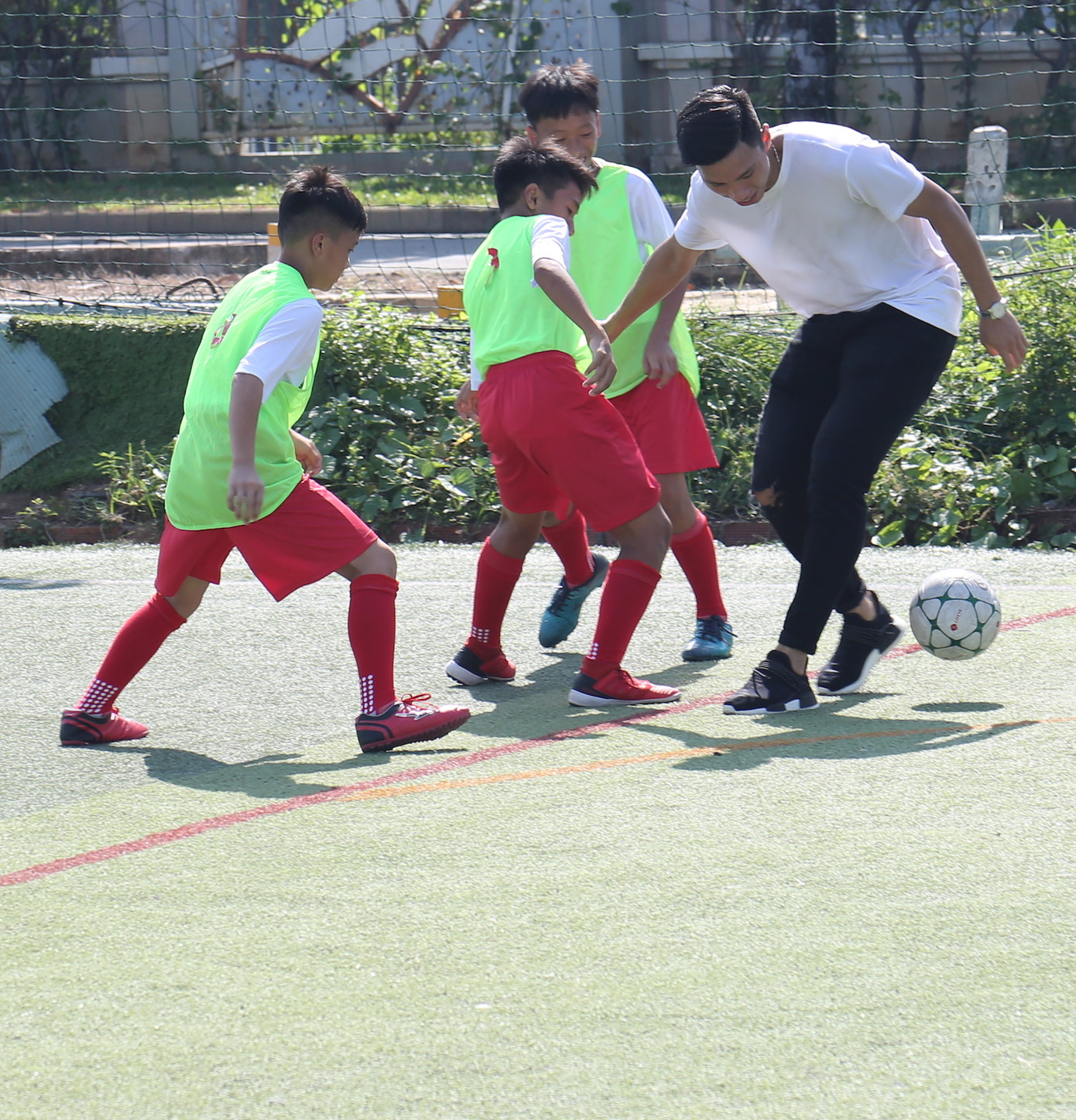 Đoàn Văn Hậu vui chơi và chia sẻ về thời thơ ấu với các cầu thủ nhí ảnh 8