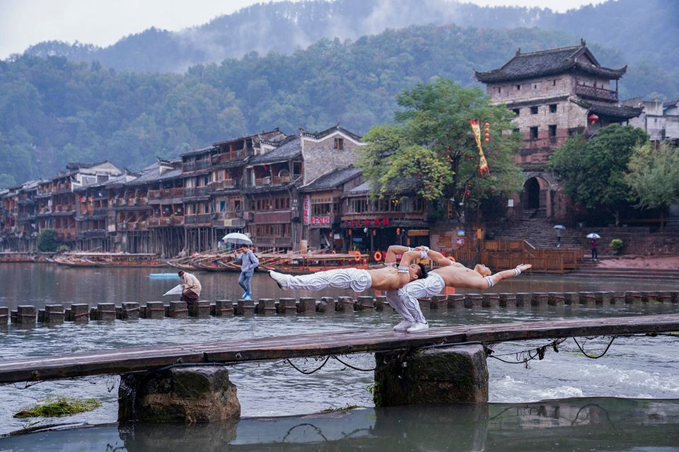 Anh em 'Hoàng tử Xiếc' trình diễn đẹp mê hồn ở Phượng Hoàng cổ trấn ảnh 4