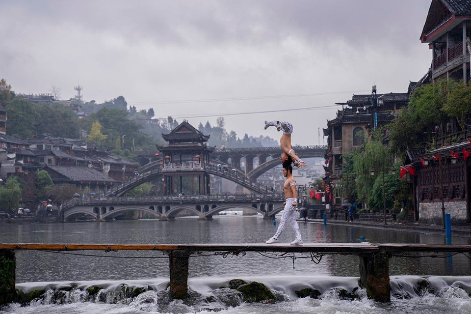 Anh em 'Hoàng tử Xiếc' trình diễn đẹp mê hồn ở Phượng Hoàng cổ trấn ảnh 6