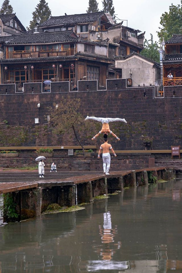 Anh em 'Hoàng tử Xiếc' trình diễn đẹp mê hồn ở Phượng Hoàng cổ trấn ảnh 14