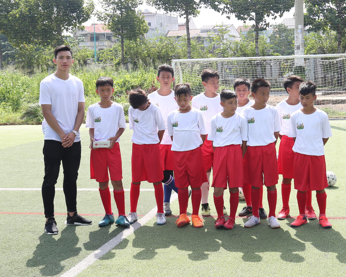 Đoàn Văn Hậu vui chơi và chia sẻ về thời thơ ấu với các cầu thủ nhí ảnh 3