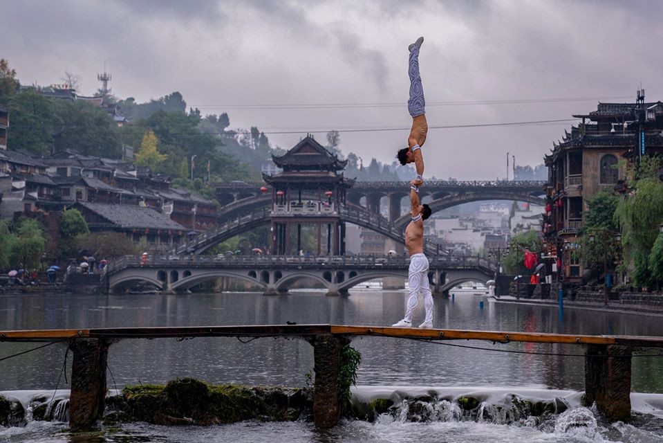 Anh em 'Hoàng tử Xiếc' trình diễn đẹp mê hồn ở Phượng Hoàng cổ trấn ảnh 11