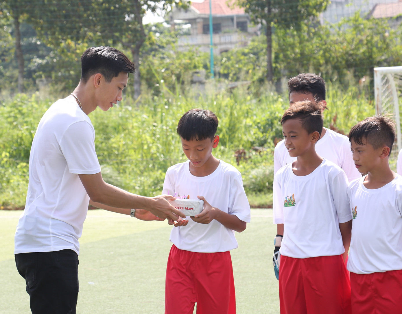 Đoàn Văn Hậu vui chơi và chia sẻ về thời thơ ấu với các cầu thủ nhí ảnh 2
