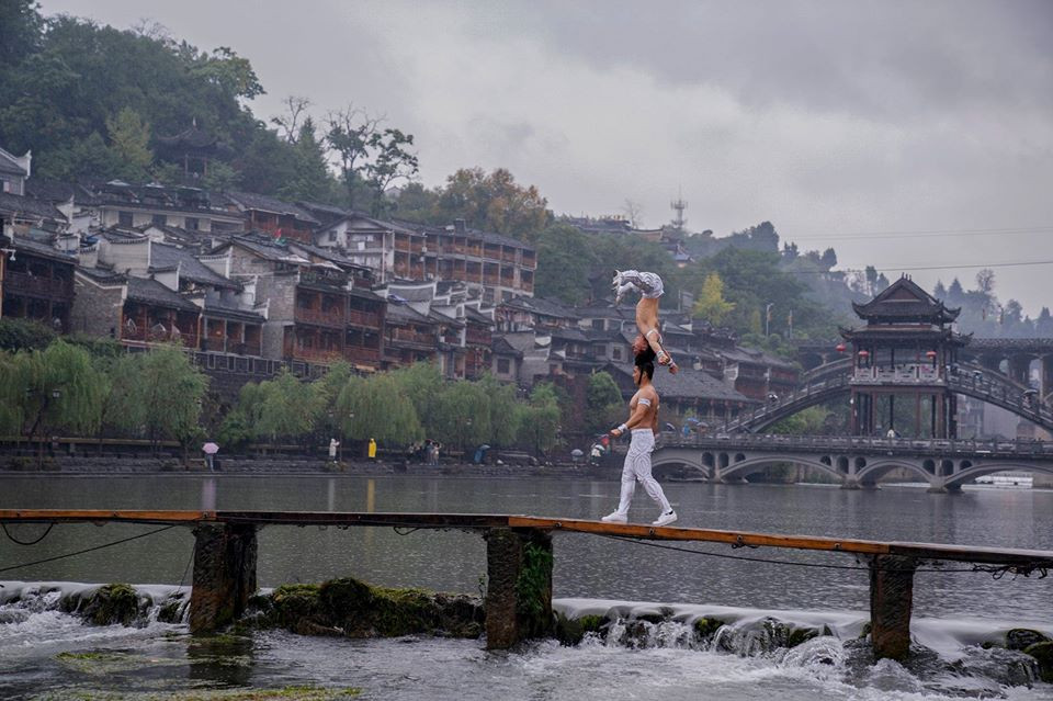 Anh em 'Hoàng tử Xiếc' trình diễn đẹp mê hồn ở Phượng Hoàng cổ trấn ảnh 7