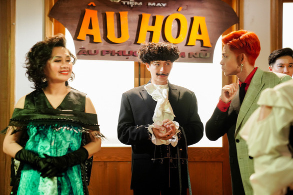 Xuân Hương 'lẳng lơ' dụ trai trẻ Jun Phạm trong 'Đây là một bài hát vui' ảnh 4