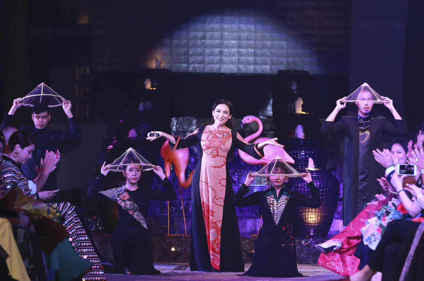 Hàng trăm nghệ sỹ tham gia giới thiệu các bộ sưu tập từ lụa Lãnh Mỹ A ảnh 2