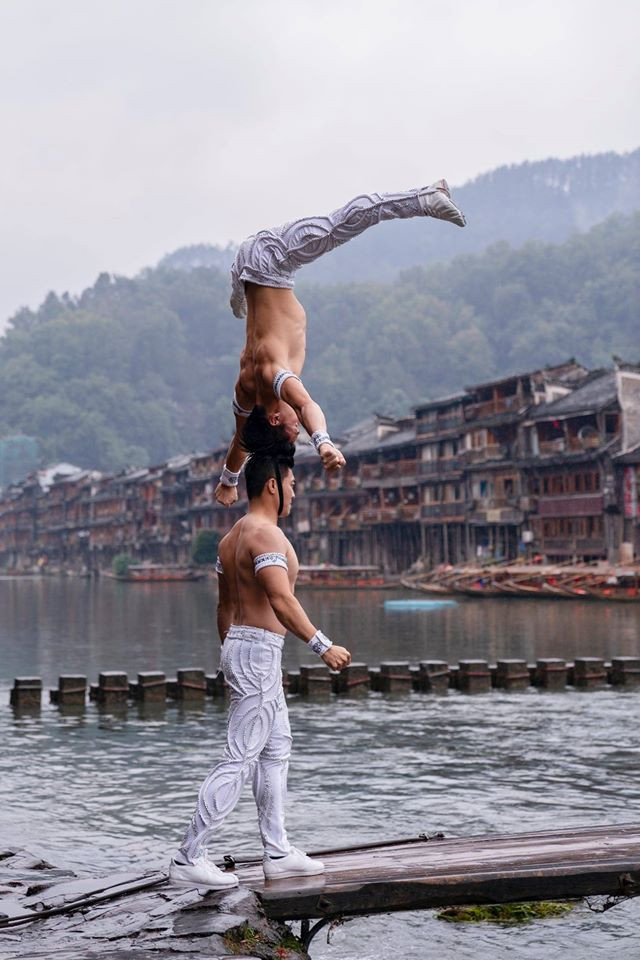 Anh em 'Hoàng tử Xiếc' trình diễn đẹp mê hồn ở Phượng Hoàng cổ trấn ảnh 12