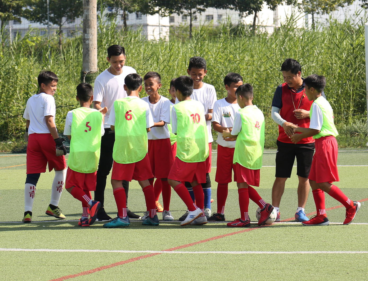 Đoàn Văn Hậu vui chơi và chia sẻ về thời thơ ấu với các cầu thủ nhí ảnh 6