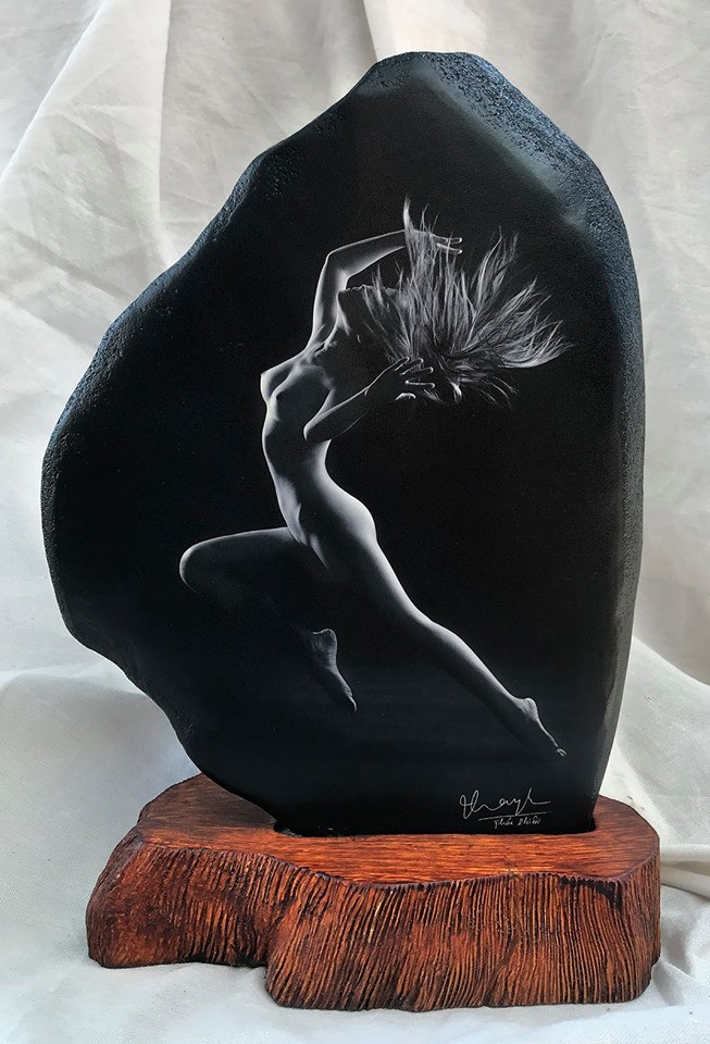 Lần đầu tiên, Thái Phiên tung bộ ảnh nude in trên đá đẹp mê hồn ảnh 2