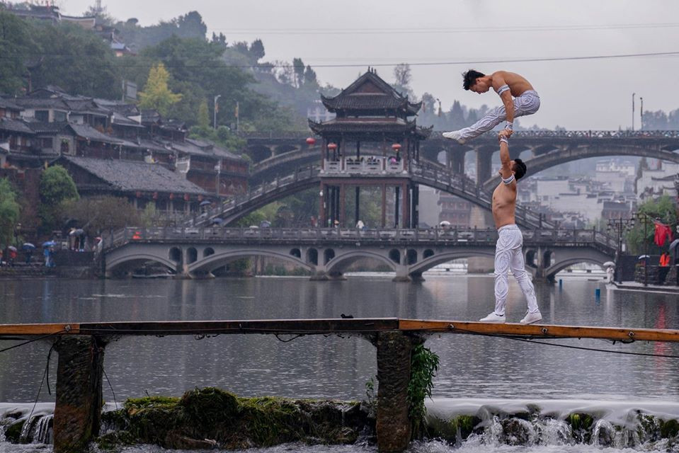 Anh em 'Hoàng tử Xiếc' trình diễn đẹp mê hồn ở Phượng Hoàng cổ trấn ảnh 9