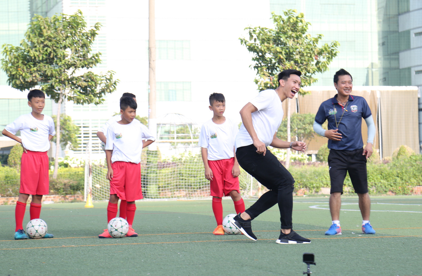 Đoàn Văn Hậu vui chơi và chia sẻ về thời thơ ấu với các cầu thủ nhí ảnh 5