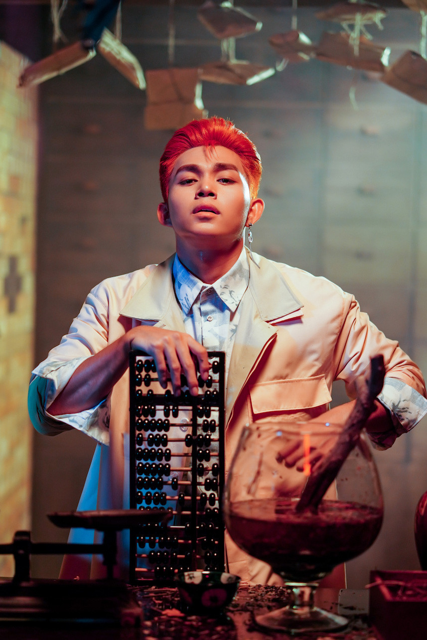 Xuân Hương 'lẳng lơ' dụ trai trẻ Jun Phạm trong 'Đây là một bài hát vui' ảnh 3