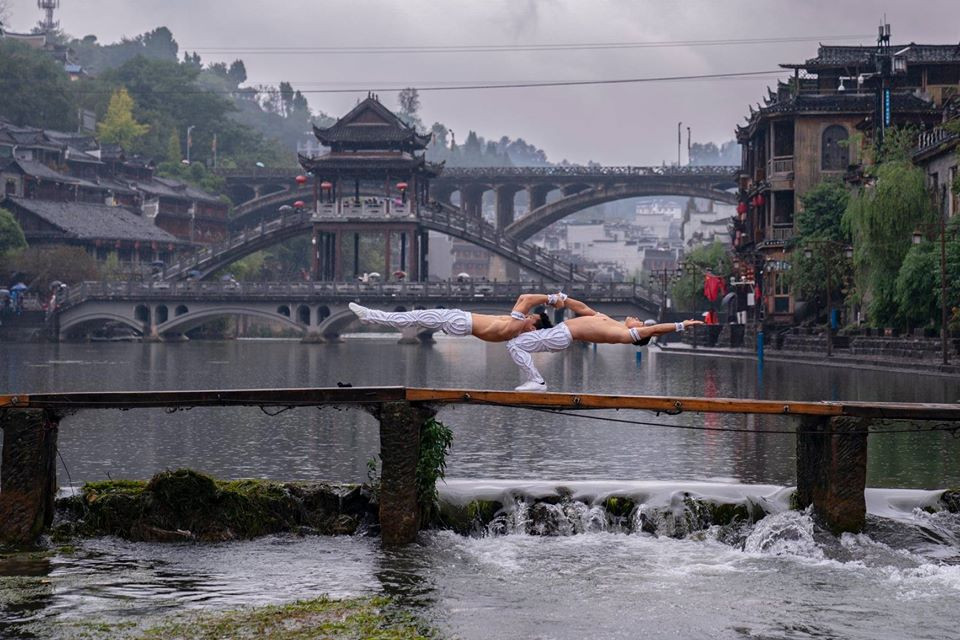 Anh em 'Hoàng tử Xiếc' trình diễn đẹp mê hồn ở Phượng Hoàng cổ trấn ảnh 10