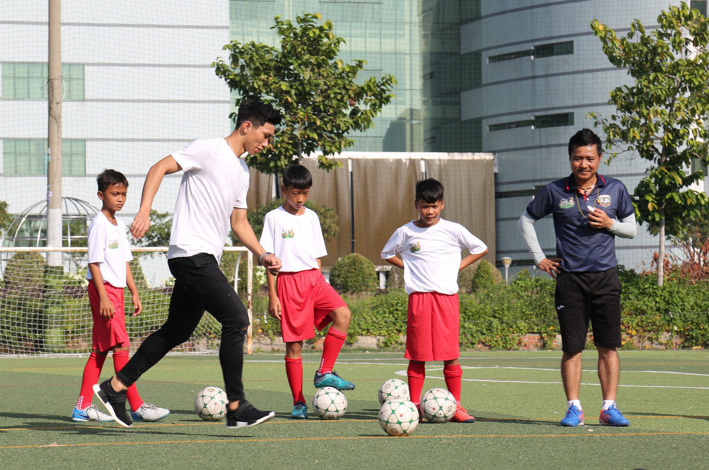 Đoàn Văn Hậu vui chơi và chia sẻ về thời thơ ấu với các cầu thủ nhí ảnh 7