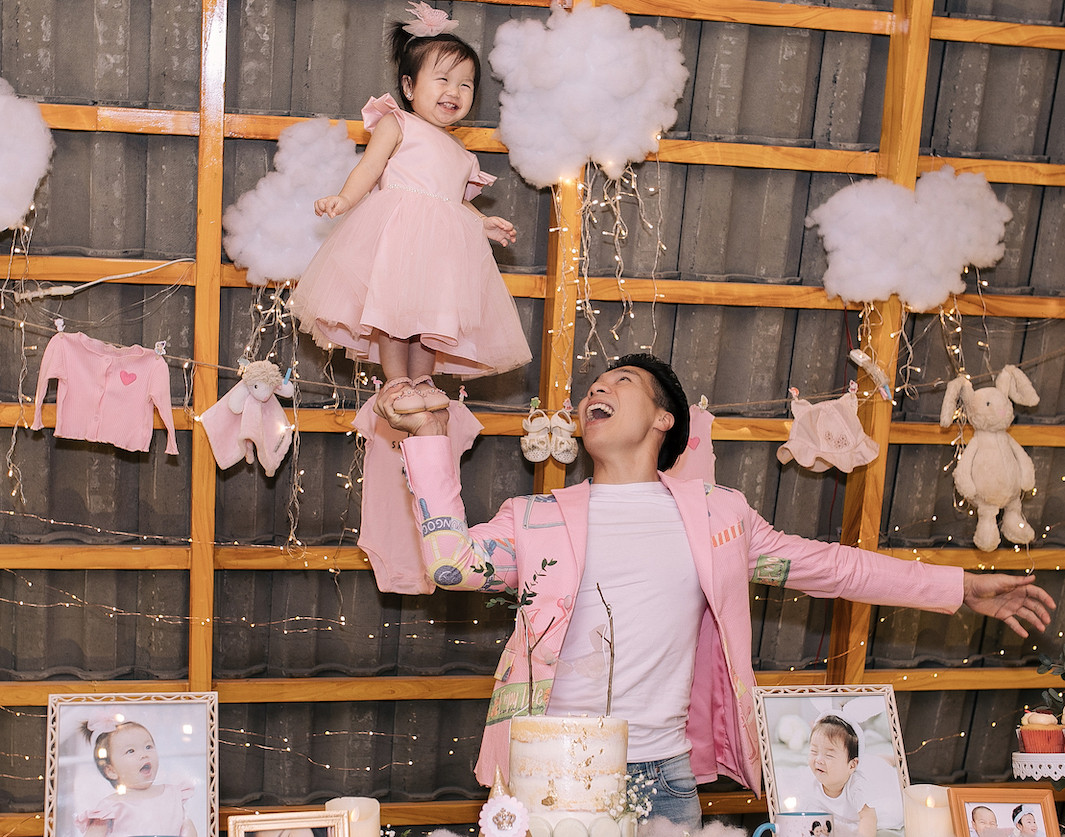 Sau 4 năm chung sống và có 2 con, Quốc Nghiệp bất ngờ cầu hôn bà xã ảnh 2