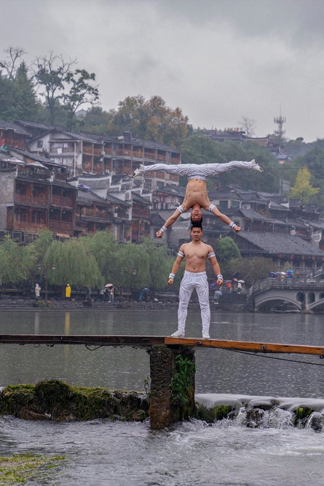 Anh em 'Hoàng tử Xiếc' trình diễn đẹp mê hồn ở Phượng Hoàng cổ trấn ảnh 8