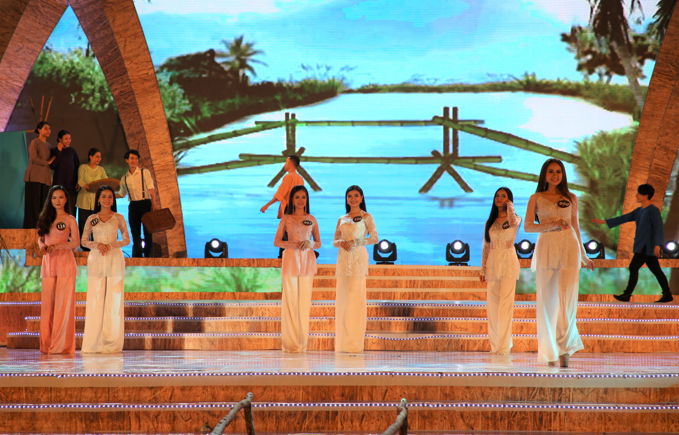 Ứng xử ấn tượng Bùi Kim Quyên đăng quang Hoa khôi Người đẹp xứ dừa ảnh 2