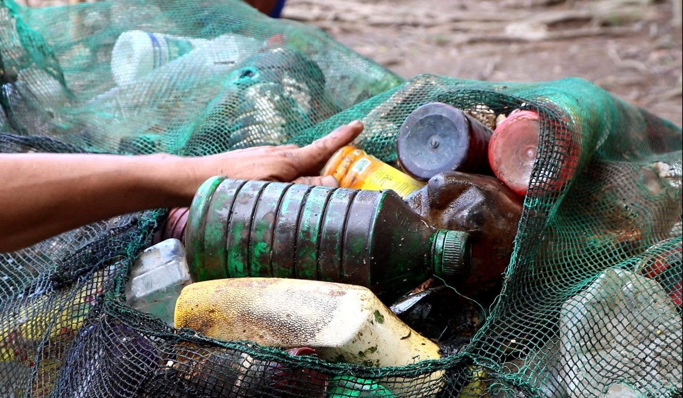 Nông dân sáng kiến thu gom vỏ thuốc bảo vệ thực vật làm bè qua sông ảnh 4