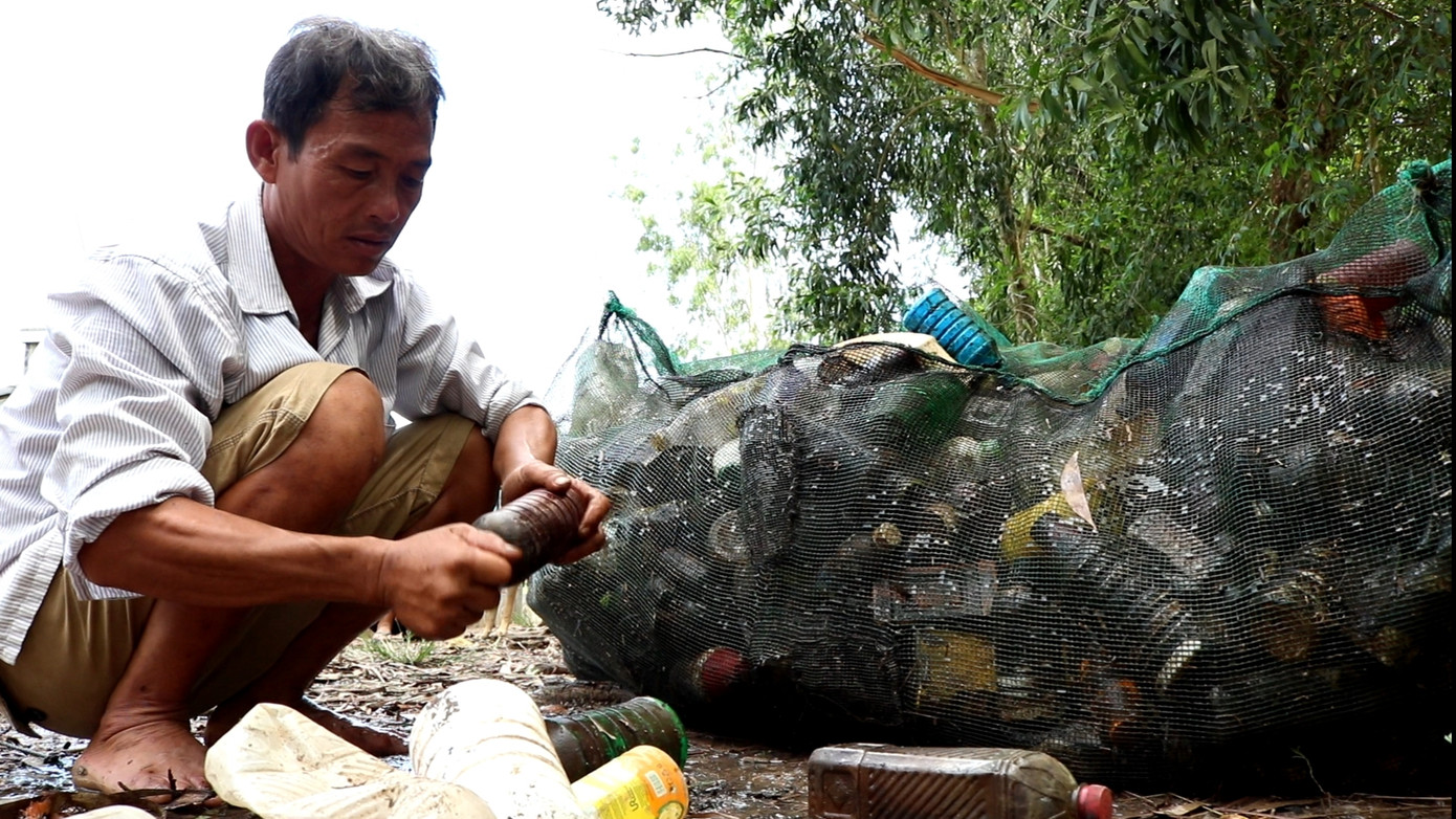 Nông dân sáng kiến thu gom vỏ thuốc bảo vệ thực vật làm bè qua sông ảnh 3