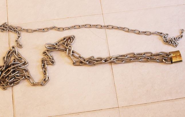 Người đàn ông tử vong vì bị em trai dùng xích trói cổ ảnh 1