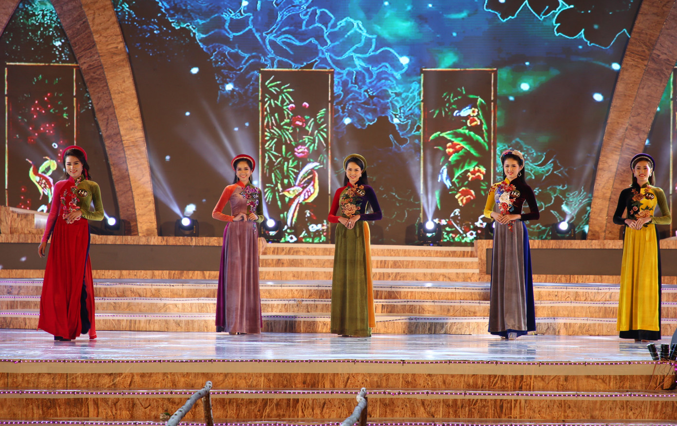 Ứng xử ấn tượng Bùi Kim Quyên đăng quang Hoa khôi Người đẹp xứ dừa ảnh 3