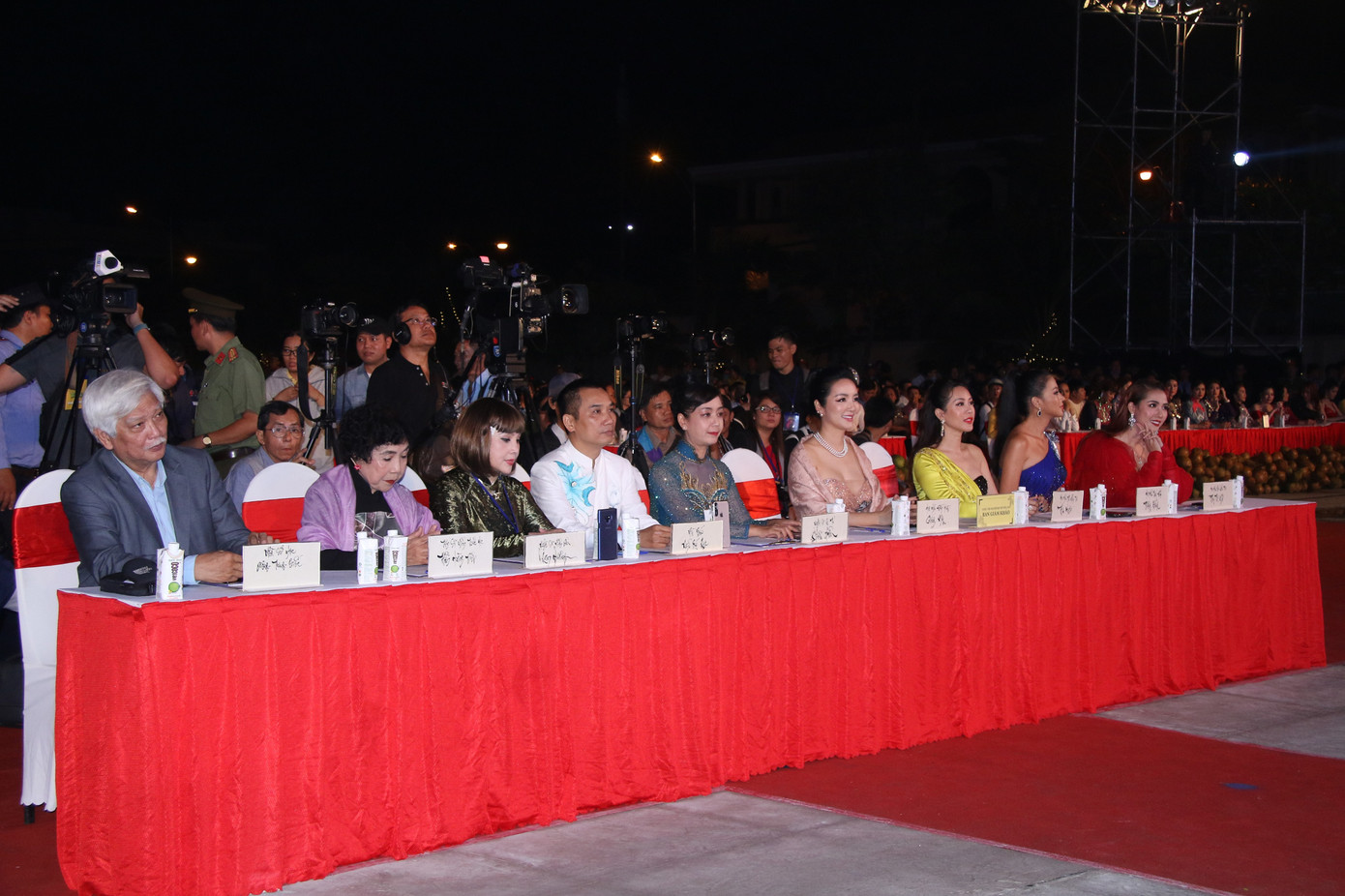 Ứng xử ấn tượng Bùi Kim Quyên đăng quang Hoa khôi Người đẹp xứ dừa ảnh 4