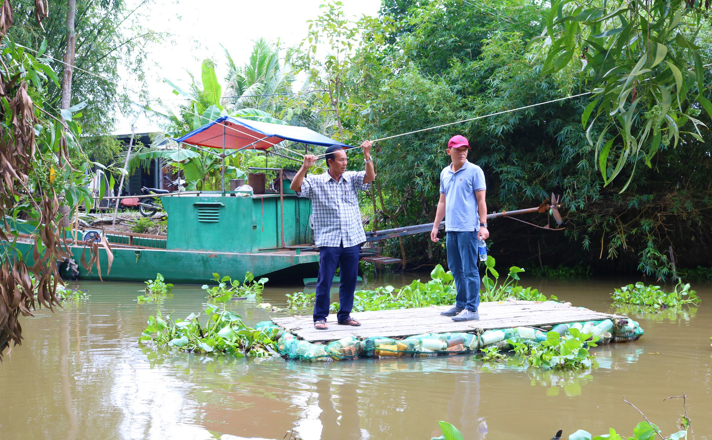 Nông dân sáng kiến thu gom vỏ thuốc bảo vệ thực vật làm bè qua sông ảnh 10