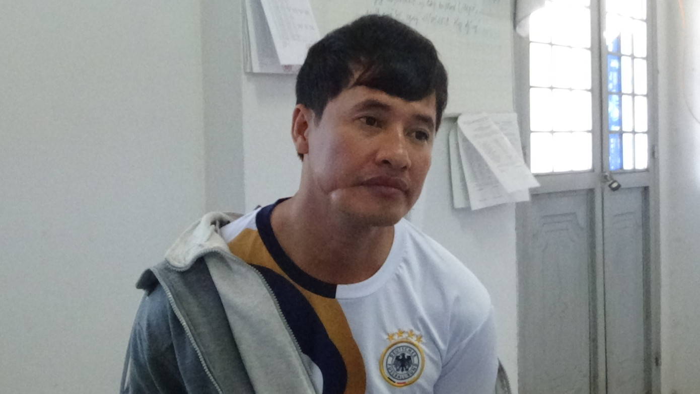 Côn đồ chém đứt gân ngón tay thanh tra giao thông ảnh 1