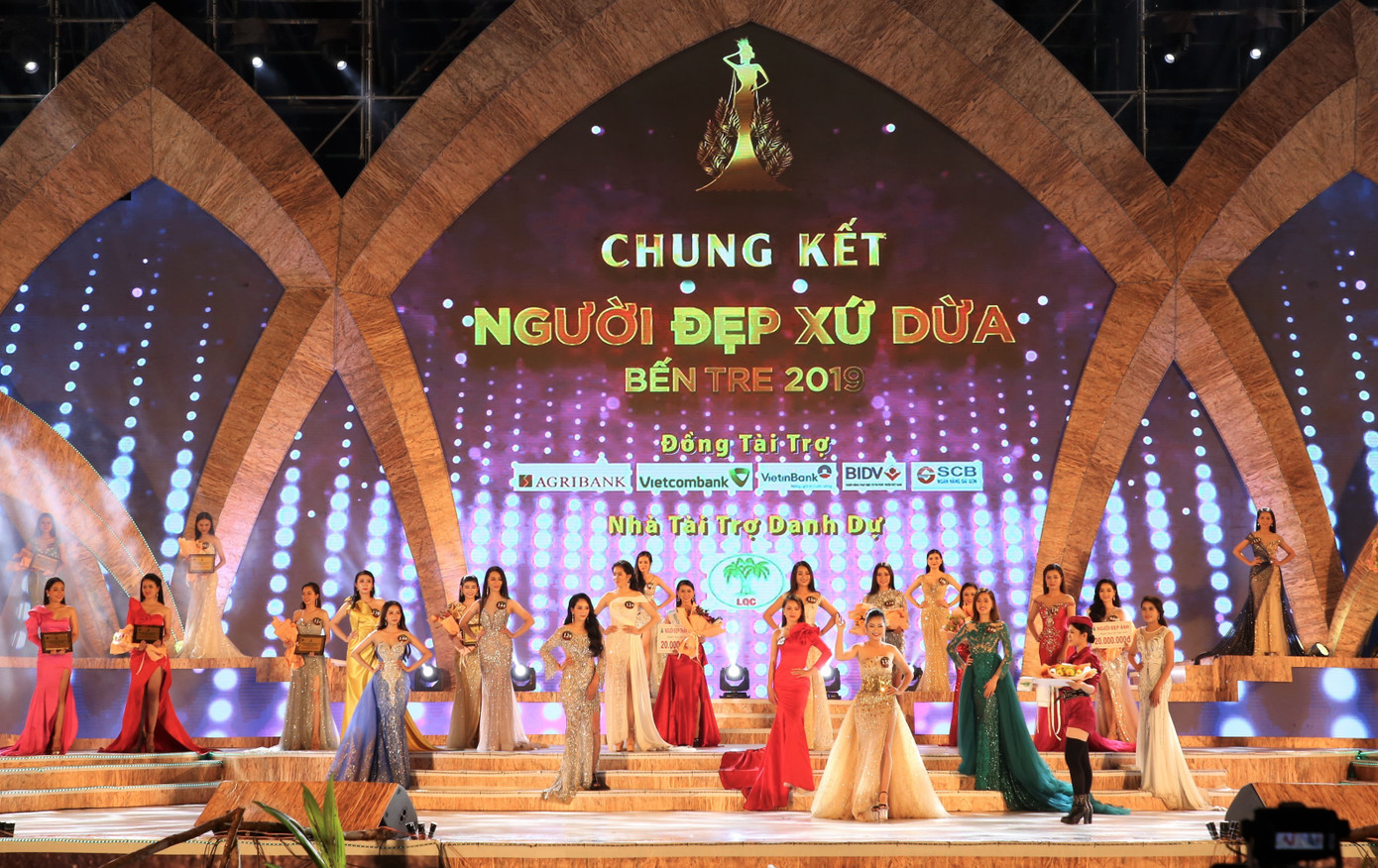 Ứng xử ấn tượng Bùi Kim Quyên đăng quang Hoa khôi Người đẹp xứ dừa ảnh 1