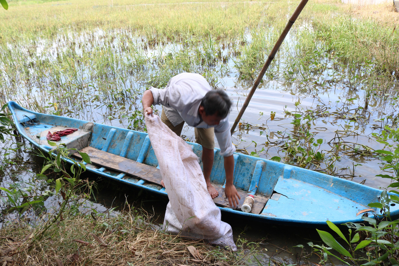 Nông dân sáng kiến thu gom vỏ thuốc bảo vệ thực vật làm bè qua sông ảnh 2