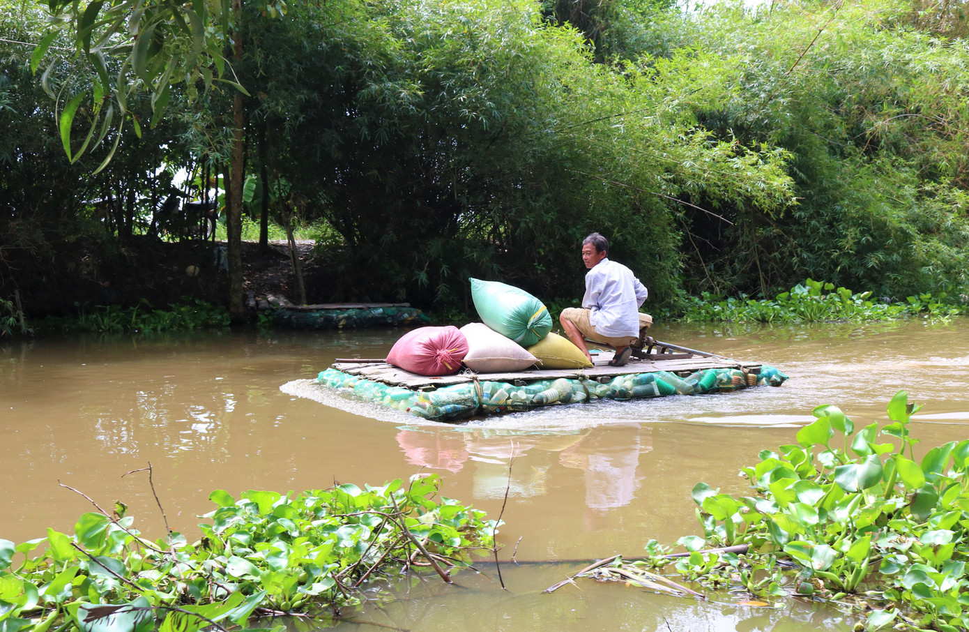 Nông dân sáng kiến thu gom vỏ thuốc bảo vệ thực vật làm bè qua sông ảnh 11