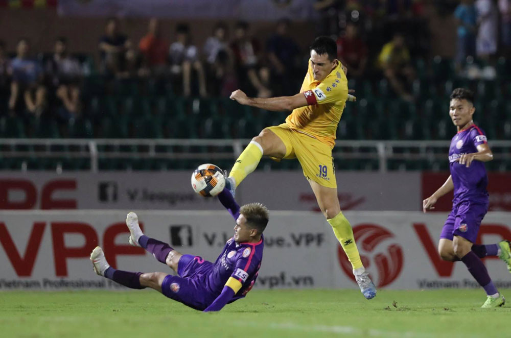 Treo còi trọng tài thổi có lợi cho Sài Gòn FC ảnh 1
