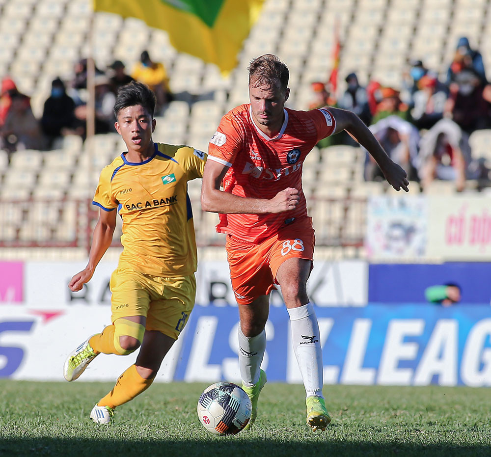 HLV Hoàng Văn Phúc phủ nhận thay Lê Huỳnh Đức ở SHB Đà Nẵng ảnh 1