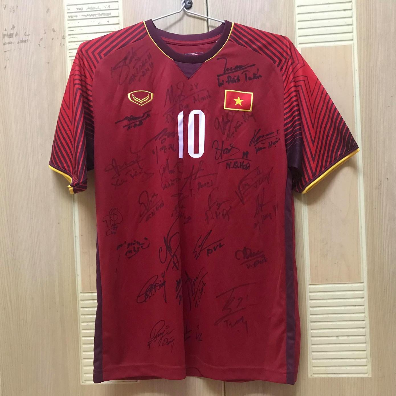 Đấu giá áo đấu tuyển Việt Nam, ủng hộ tình nguyện viên gặp nạn ảnh 1