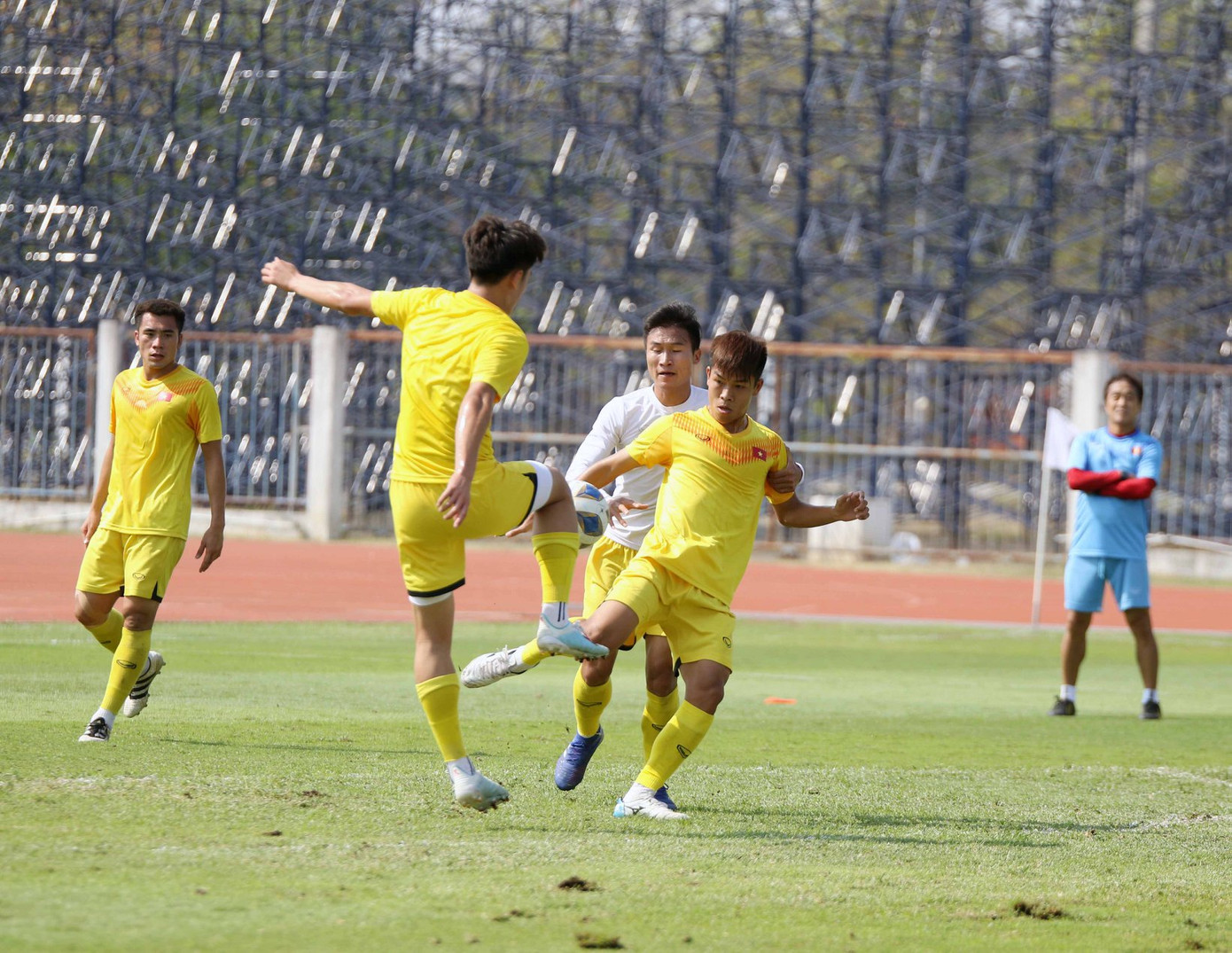 U23 Việt Nam đội nắng rèn quân tại Buriram ảnh 3