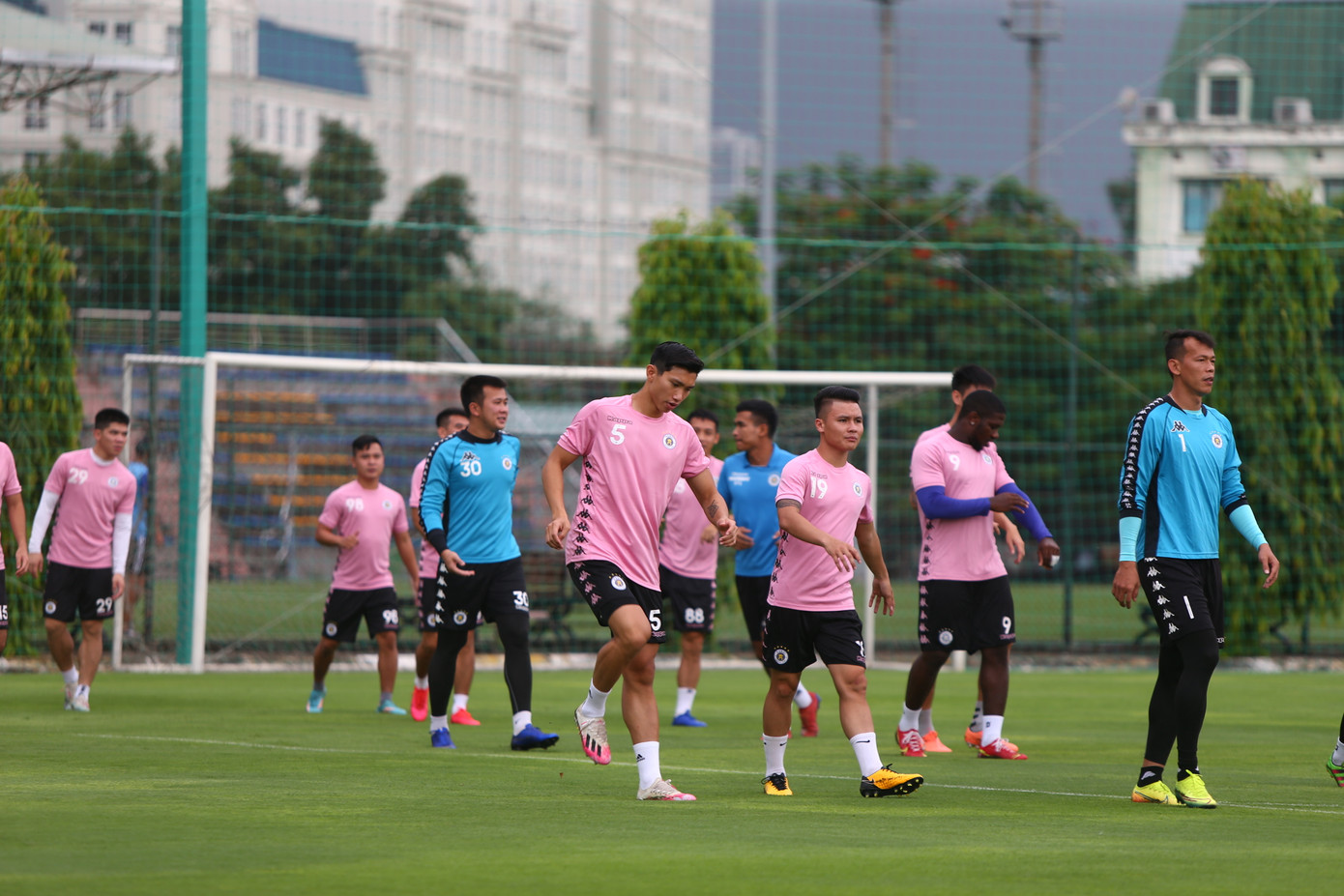 Văn Hậu như 'người khổng lồ' ở buổi tập của CLB Hà Nội ảnh 4