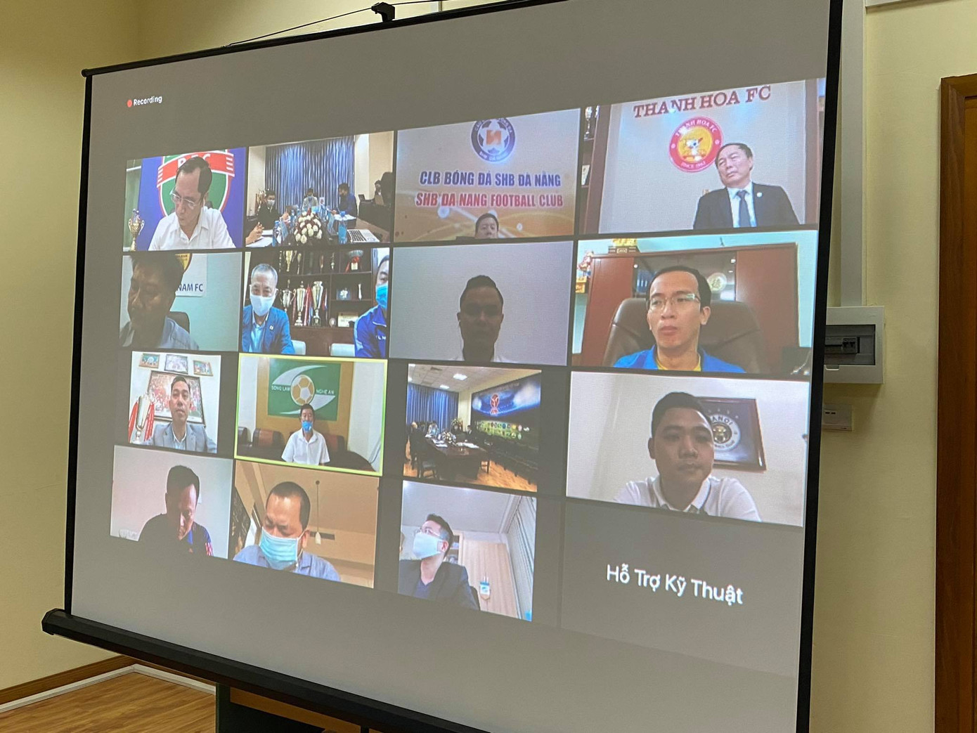 V-League tiếp tục hoãn vô thời hạn vì COVID-19 ảnh 1