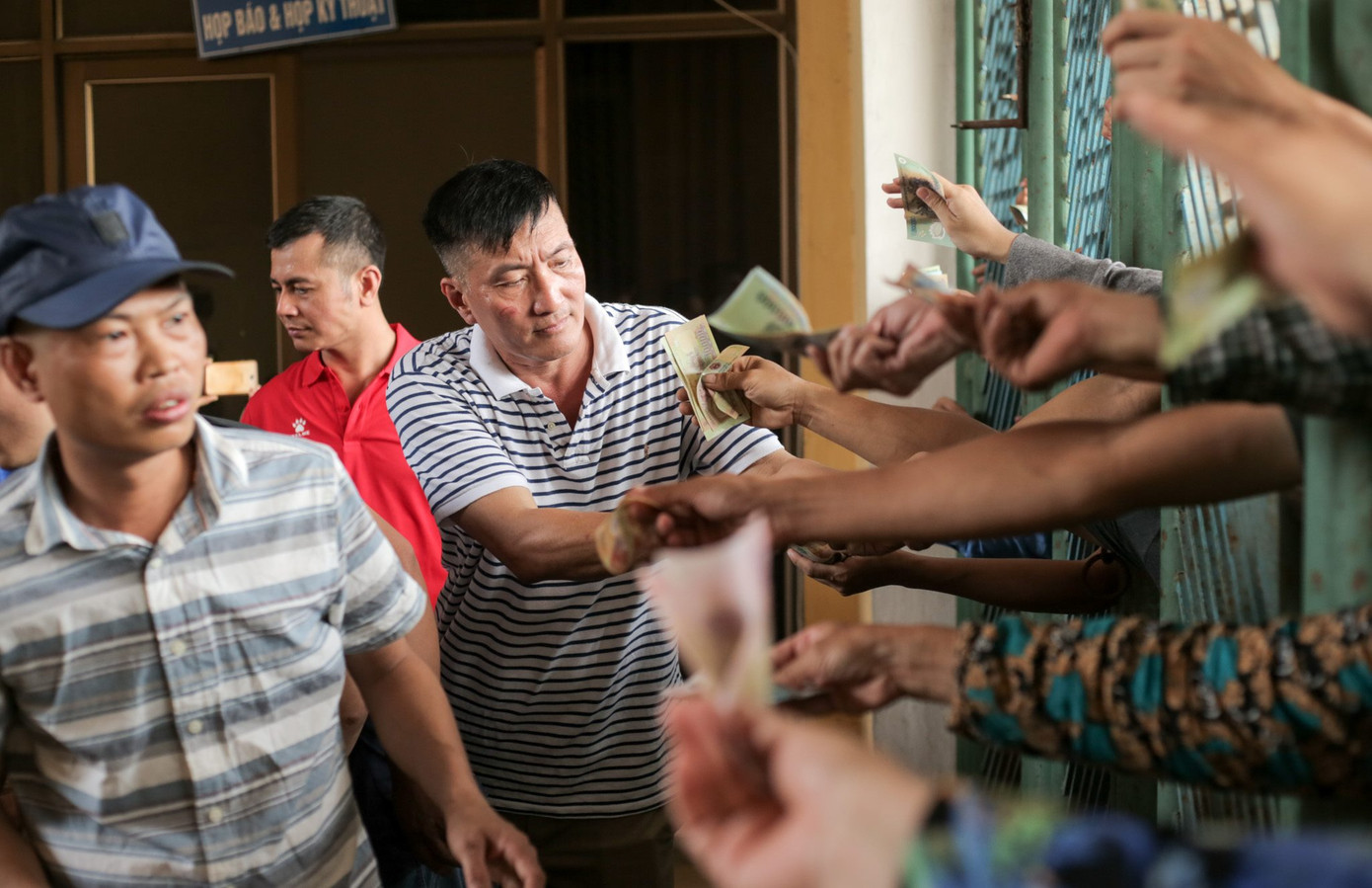 Cổ động viên chen lấn mua vé xem trận Nam Định-HAGL ảnh 1