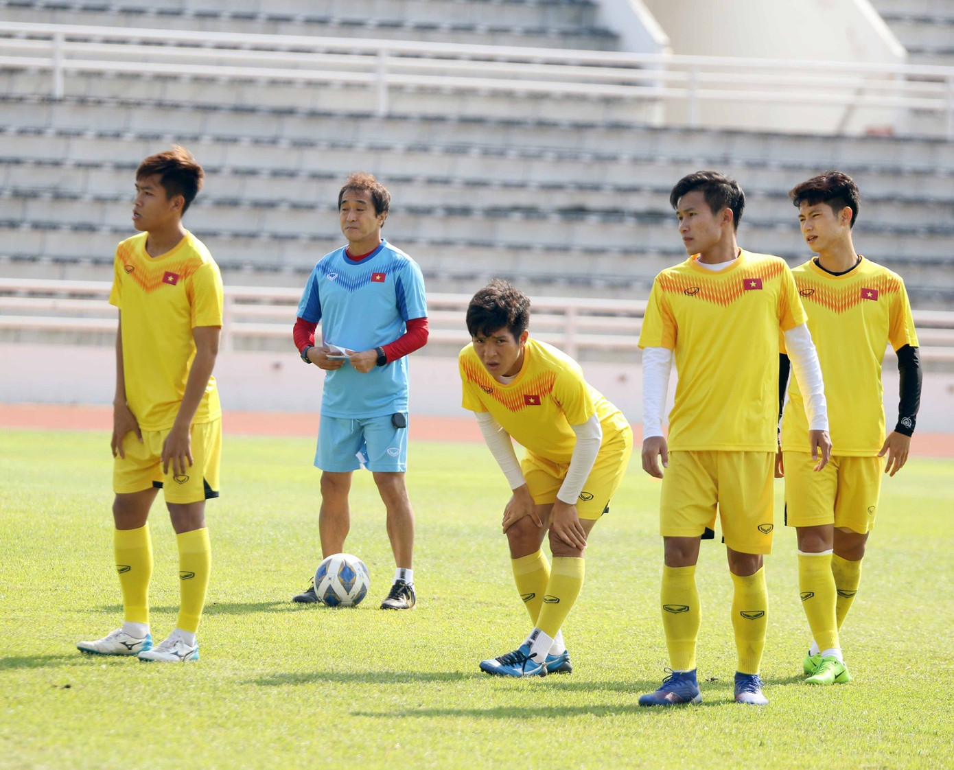 U23 Việt Nam đội nắng rèn quân tại Buriram ảnh 1